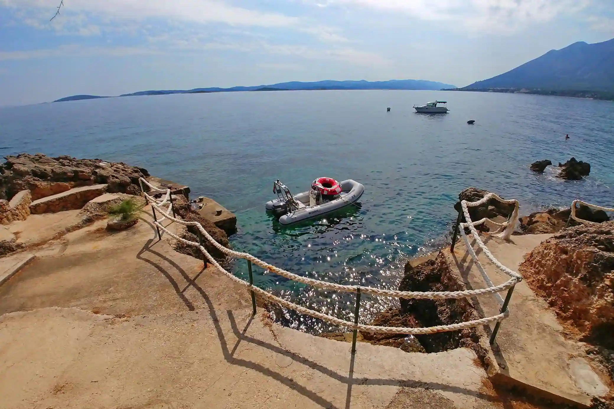 Pogled na more i otok Korčulu s terase kampa Ponta u Mokalu tijekom sunčanog dana
